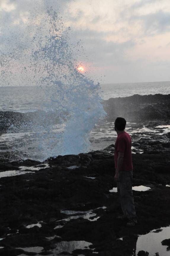 Chegando perto para admirar um blow hole na costa sul de Kauai, no Havaí
